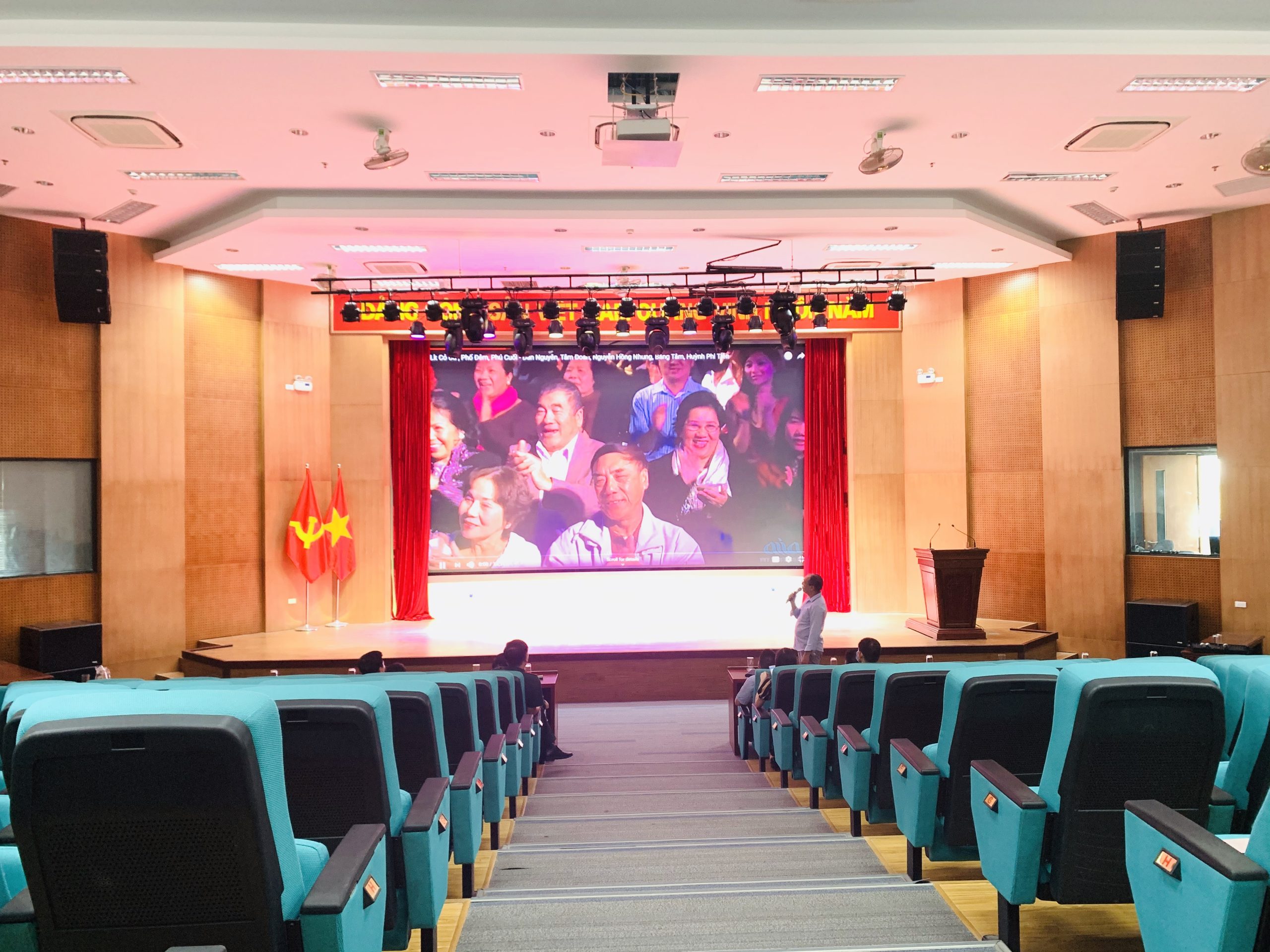 thi-cong-thiet-bi-dien-chieu-sang-hoi-truong