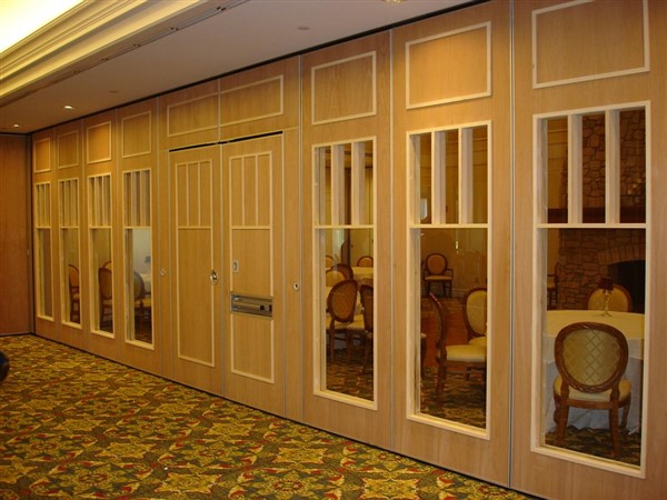 vach-ngan-veneer-hoi-truong
