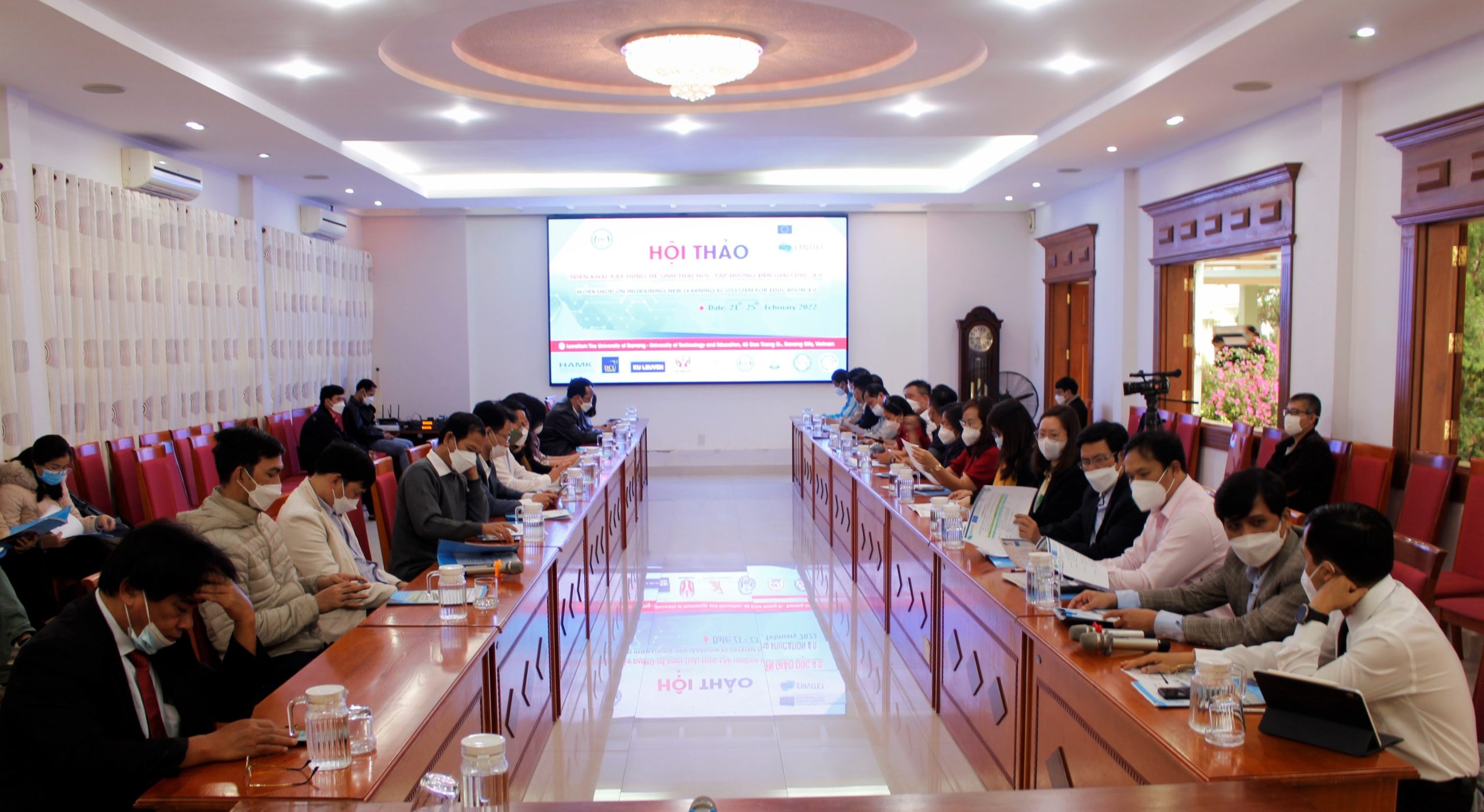Phòng họp hội đồng sư phạm hội thảo