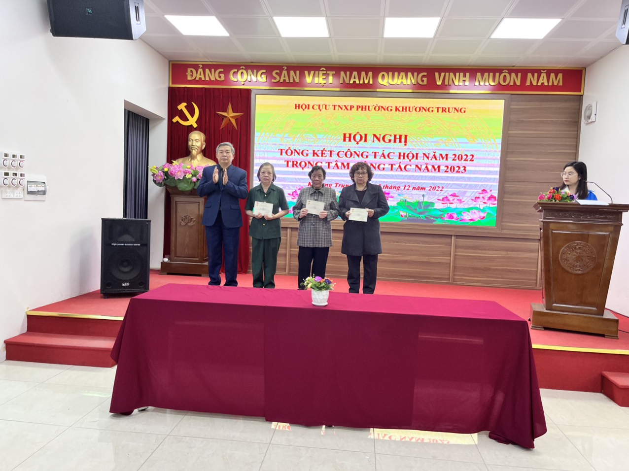 hoi-truong-ubnd-phuong-khuong-trung-3